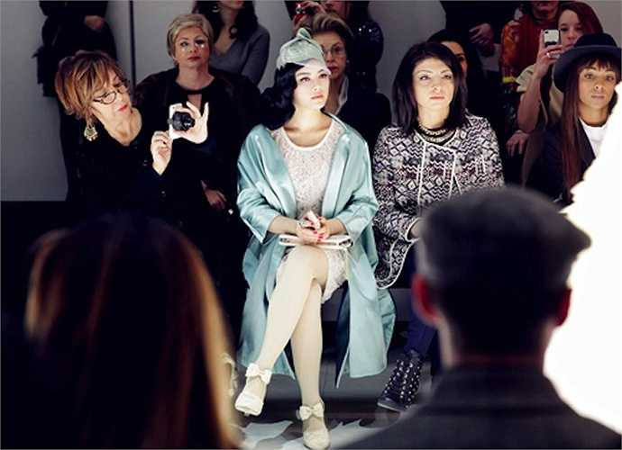 Sự xuất hiện nổi bật với phong cách thời trang cổ điển, quý tộc của Lý Nhã Kỳ đã tạo ấn tượng mạnh đối với quan khách tham dự show diễn. 