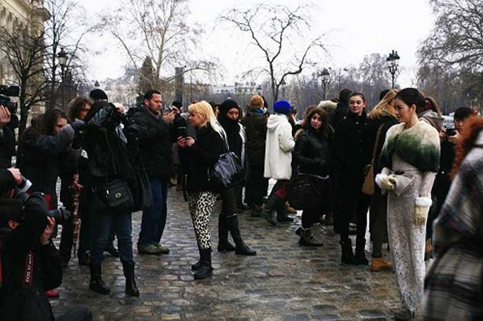 Năm 2013, Lý Nhã Kỳ cũng đã từng tham dự sự kiện này và đã vinh dự được tạp chí Vogue đánh giá là một trong những ngôi sao ăn mặc đẹp nhất trong tuần lễ. 