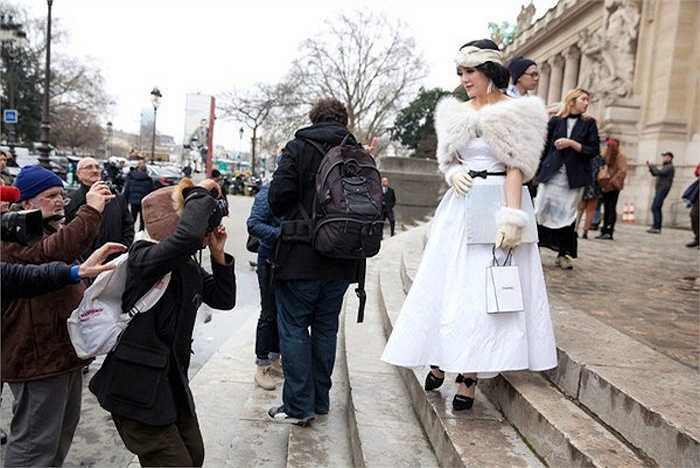Trong show của Chanel 2014, Lý Nhã Kỳ chọn phong cách thời trang của thập niên 50 - 60, kín đáo và cổ điển. 