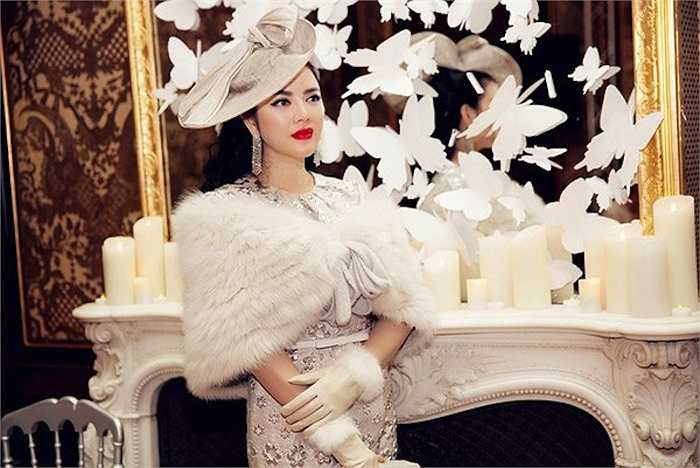 Lý Nhã Kỳ trông rất sang trọng và nổi bật giữa rừng tín đồ thời trang tại Tuần lễ thời trang Paris khi tới tham dự show diễn của Alexis Mabille. 