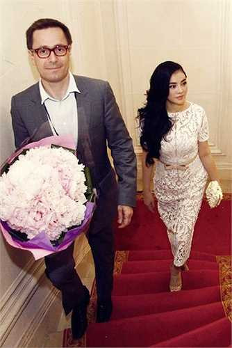 Tham dự một show khác của Alexis Mabille, Lý Nhã Kỳ cũng diện bộ đồ của hãng và cô đã nhanh chóng thu hút ống kính của phóng viên. 