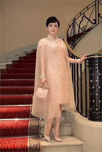 Mới đây, cô cũng vừa xuất hiện tại LHP Cannes 2015 với một bộ cánh vô cùng cầu kỳ, bắt mắt.