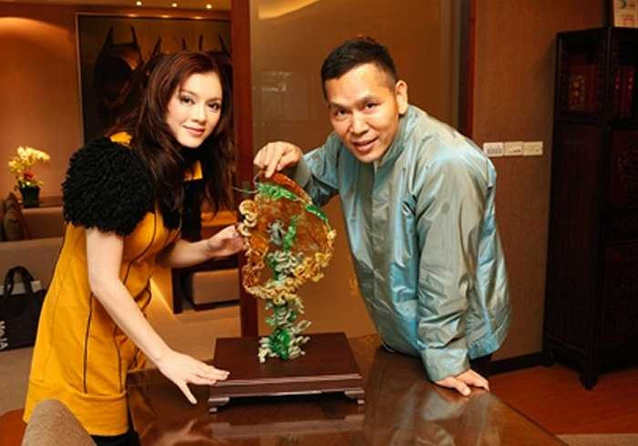 Cô chụp ảnh kỉ niệm cùng người anh nuôi - tỷ phú Soofeen Hu. 