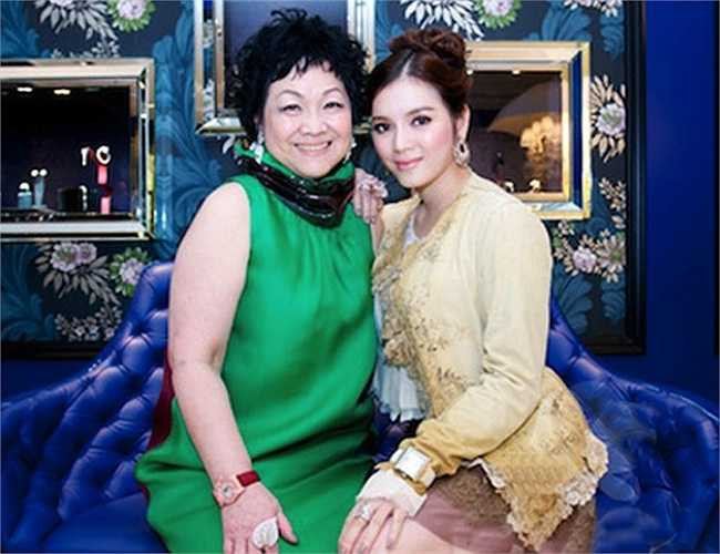 Lý Nhã Kỳ và mẹ nuôi - một tỷ phú người Hong Kong. 