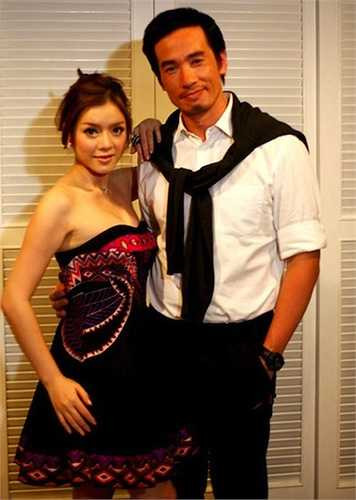 Không chỉ vậy, cô còn có một người chị kết nghĩa làm quản lý TVB. Nhờ vậy, cô có cơ duyên gặp gỡ tài tử Hong Kong - Trần Hào trong một xuyến xuất ngoại. 