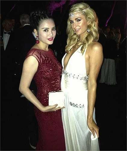 Thường xuyên ra nước ngoài, cô cũng có dịp gặp gỡ nhiều sao Hollywood. Lý Nhã Kỳ và Paris Hilton tại sự kiện nằm trong khuôn khổ LHP Cannes lần thứ 66. 