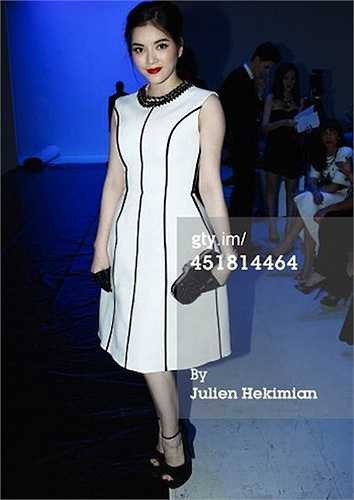 Với vai trò là khách mời, Lý Nhã Kỳ đã có mặt tại Paris (Pháp) để tham dự buổi giới thiệu BST mới của NTK Georges Hobeika. 