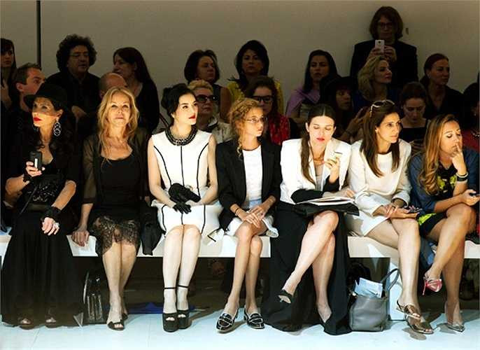 Lý Nhã Kỳ cùng những khách mời quan trọng ngồi ở hàng ghế đầu tiên theo dõi chương trình. 