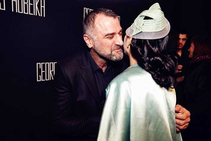 'Bà chủ hiệu kim cương' nổi bật với 'cây đồ hiệu' tại show diễn của thương hiệu Georges Hobeika trong khuôn khổ Tuần lễ thời trang Paris 2014. 