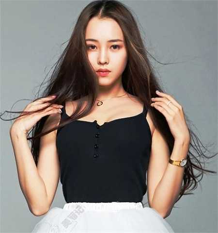 Phó Giai Mỹ, sinh ngày 29/5/1995, là vận động viên dancesport, theo học khoa thể dục nghệ thuật của ĐH Thể dục Bắc Kinh, Trung Quốc.