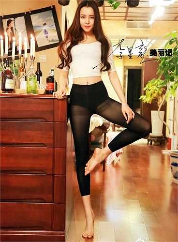 Nữ sinh thể dục đang gây sốt trong cộng đồng mạng Trung Quốc với loạt hình khoe dáng tuyệt đẹp.