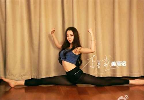 Phó Giai Mỹ có khuôn mặt thanh tú, mái tóc dài yểu điệu hớp hồn nam sinh.