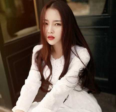 Cô gái ghi điểm với vẻ đẹp mềm mại, dịu dàng mà tràn đầy sức sống.