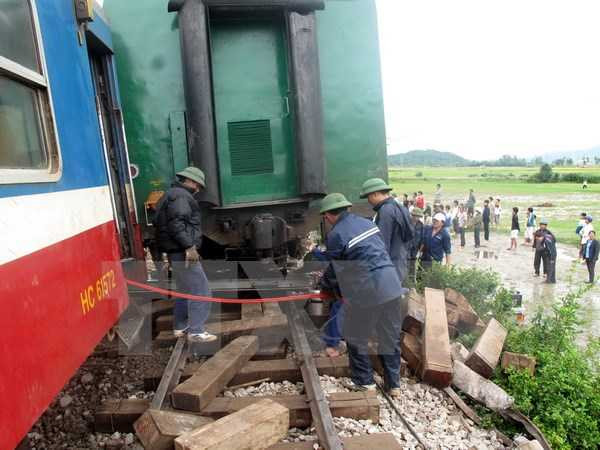 Tàu trật bánh, đường sắt Bắc-Nam ùn ứ nhiều giờ