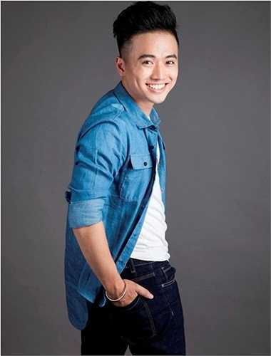 Anh hiện là thầy giáo tiếng Anh tại Trường tiểu học Lương Yên, Hà Nội.