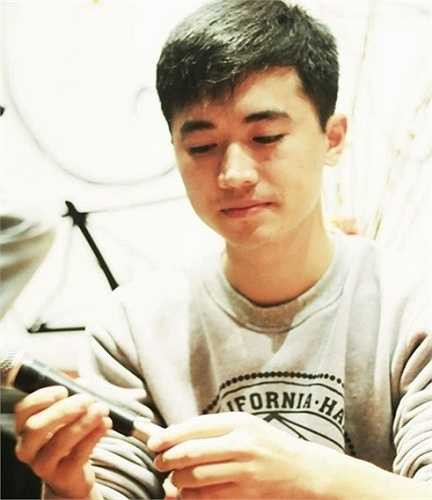 'Mình không chuẩn bị gì nhiều cho cuộc thi, cũng không đặt ra mục tiêu nào để gây áp lực cho bản thân. Mình muốn mỗi bài hát mình thể hiện trên sân khấu có thể chạm được đến cảm xúc của người nghe. Vậy là đủ rồi', Quân nói. Ảnh: Vietnam Idol 2015.