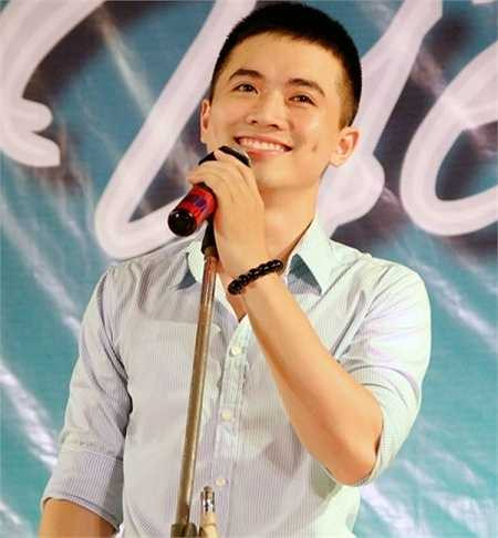 Quân có niềm đam mê ca hát từ bé. Từ ngày còn đi học mẫu giáo, anh chàng đã mong muốn vào được đội văn nghệ của trường. 