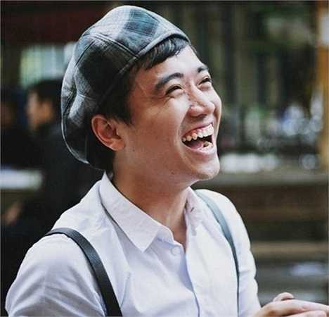 Quân từng là chủ tịch CLB Âm nhạc tại trường ĐH Hà Nội. Trong khoảng thời gian đó, anh từng xuất hiện trong các vở nhạc kịch của đạo diễn Phi Anh như Góc phố danh vọng, Đêm hè sau cuối…