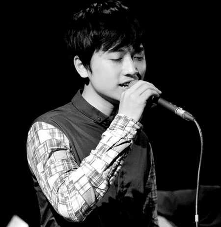 Ở trường, khi học sinh biết Quân đi thi hát đã viết thiệp chúc thầy may mắn. 