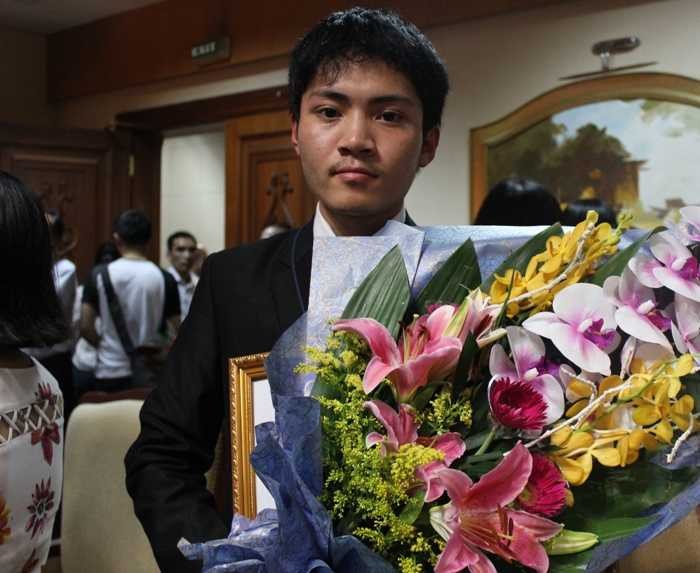 Thưởng nóng cho 8 học sinh Olympic Vật lý Châu Á