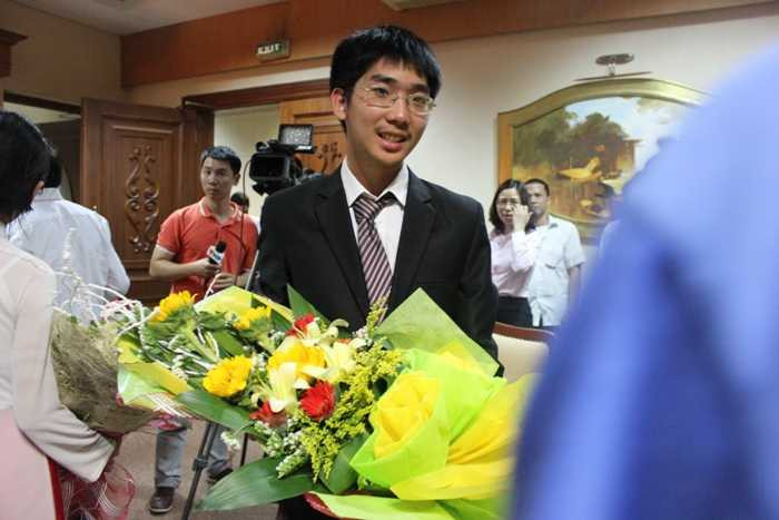 Thưởng nóng cho 8 học sinh Olympic Vật lý Châu Á