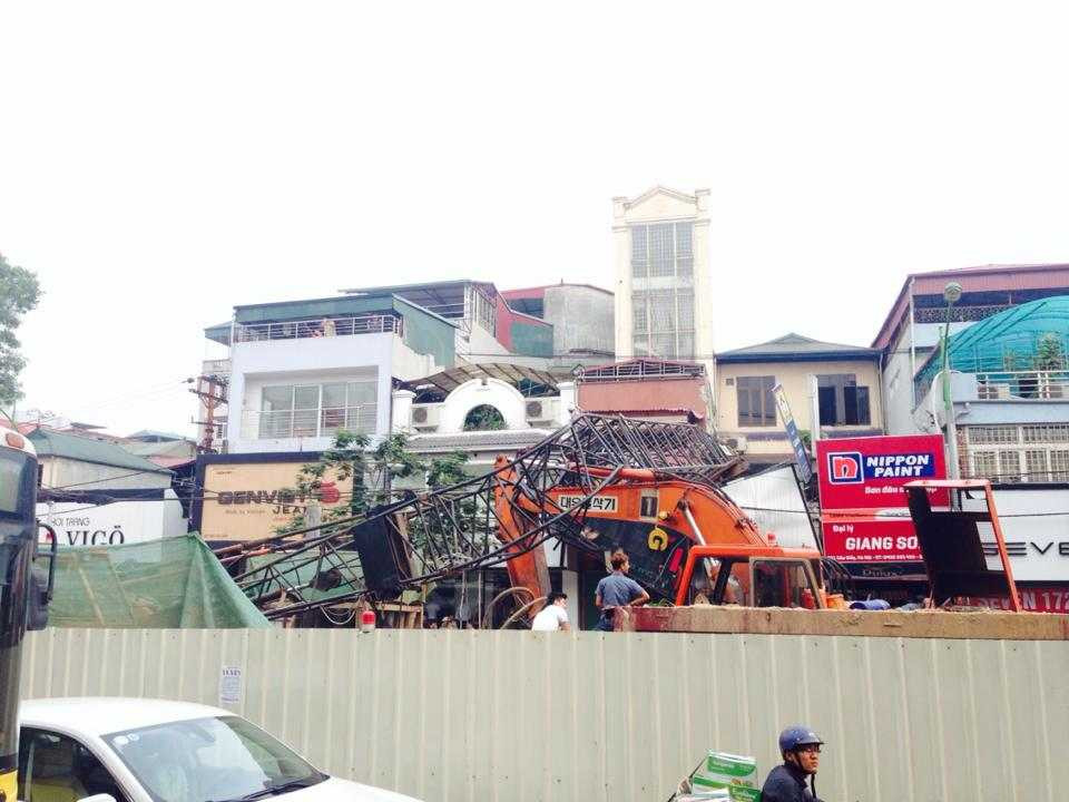Tiếp tục sập cần cẩu dự án đường sắt trên cao, hai người bị thương