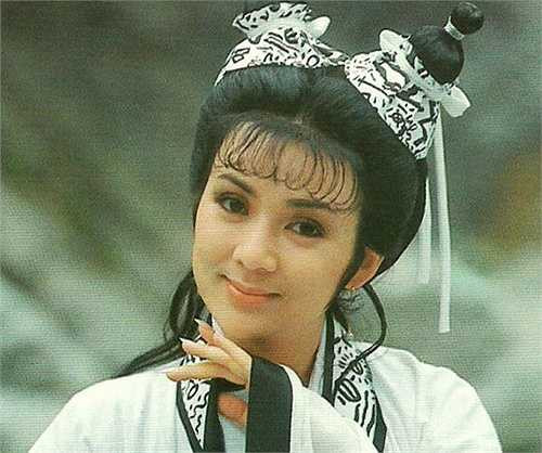 Phùng Bửu Bửu sinh ra trong một gia đình có truyền thống nghệ thuật. Lên 5 tuổi, cô đã tham gia đóng phim và gây được ấn tượng với khán giả nhờ đôi mắt long lanh và gương mặt xinh đẹp.