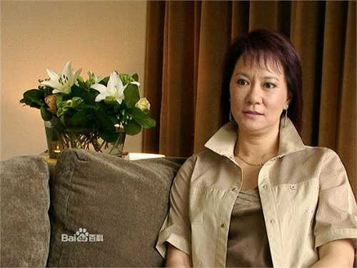 Sau cái chết của Lý Tiểu Long, Miêu Khả Tú tham gia lễ tang và diện đồ tang hệt như một người vợ góa trọn tình trọn nghĩa.