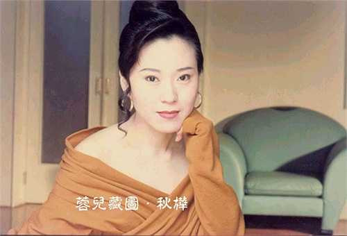 Ngụy Thu Hoa là một trong những đại mỹ nhân của đài ATV. Bà từng đảm nhận vai Hoàng Dung trong Thần điêu hiệp lữ 1985 phiên bản Cổ Thiên Lạc và Lý Nhược Đồng.