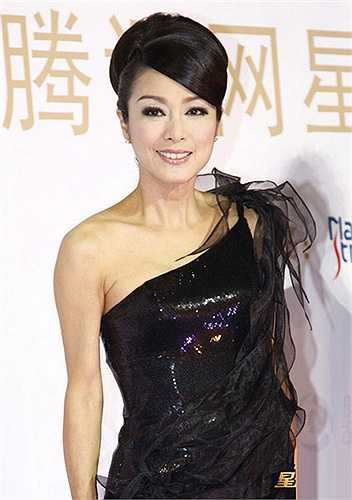 Mễ Tuyết là một trong những cô gái mà Thành Long từng yêu thầm và theo đuổi. Tuy nhiên, khi Đặng Lệ Quân xuất hiện, Thành Long đã chia tay cô. Sau khi bị Thành Long bỏ rơi, Mễ Tuyết đã đến với diễn viên kiêm cầu thủ Duẫn Chí Cường. Tuy nhiên, anh đã qua đời năm 2010 vì bệnh ung thư vòm họm. Sự ra đi quá sớm của Duẫn Chí Cường khiến Mễ Tuyết suy sụp một thời gian dài vì cô đã nhiều lần từ chối lời cầu hôn của anh.