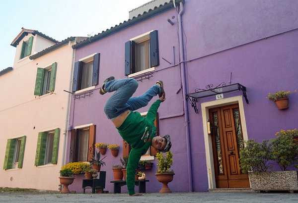 Trong đó, Quỳnh Trang phụ trách một trung tâm đào tạo nghệ thuật cho trẻ em. Cô cũng được nhiều người biết đến với vai trò là giáo viên của quán quân Đăng Quân – Bảo Ngọc trong chương trình Vietnam’s Got Talent mùa đầu