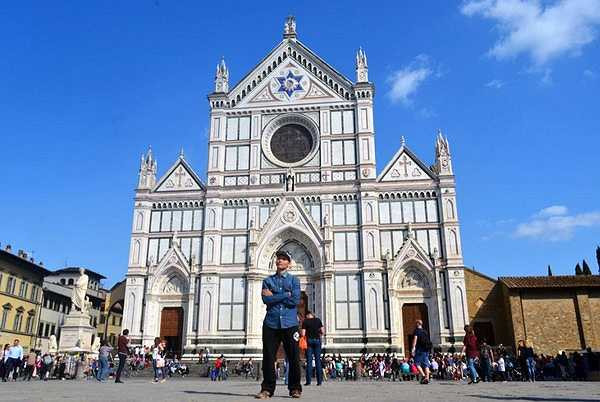 Ngoài ra, Viết Thành và Quỳnh Trang cũng có dịp ghé qua hòn đảo Burano nổi tiếng nhất Italy với những ngôi nhà nhỏ đủ màu sắc cùng khung cảnh thanh bình, yên ả.