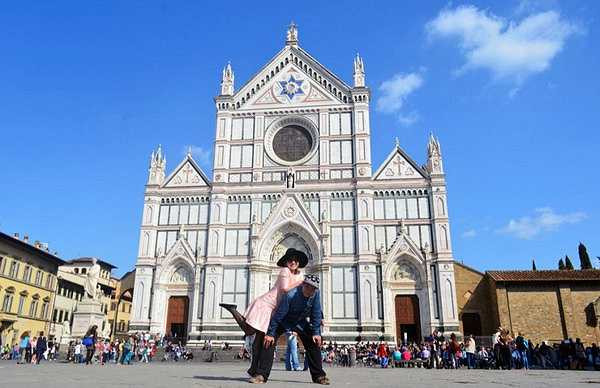 Bên cạnh đó, cả hai còn có nhiều trải nghiệm thú vị khác tại Italy như leo lên quảng trường Michelle Angello, khám phá tòa tháng Vatican, đến đấu trường La Mã nổi tiếng Colosseum và tháp nghiêng Pisa… 