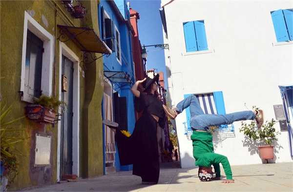 Nơi đầu tiên mà hai vợ chồng ghé thăm là thành phố Modena nằm ở phía Bắc của Italy. Quỳnh Trang chia sẻ, cô gần như bị choáng ngợp bởi phong cảnh, kiến trúc và nghệ thuật tại đất nước được coi là cái nôi của nền văn hóa châu Âu.