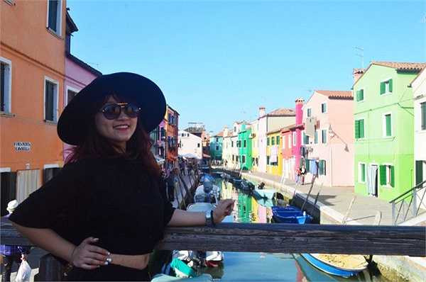 'Thành phố Modena thu hút tôi bởi sự yên tĩnh và cảnh vật lãng mạn. Hai vợ chồng đã ghi lại khoảng thời gian đẹp ở đây bằng một bài nhảy giữa quảng trường lớn nhất Modena'