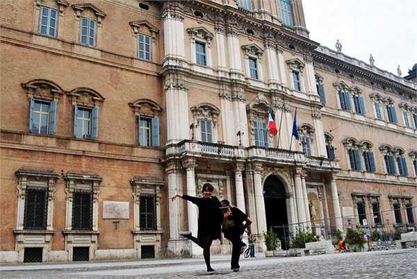 Họ cùng nhau thăm quan quảng trường San Marco và dạo qua các nhà hàng nổi tiếng tại đây