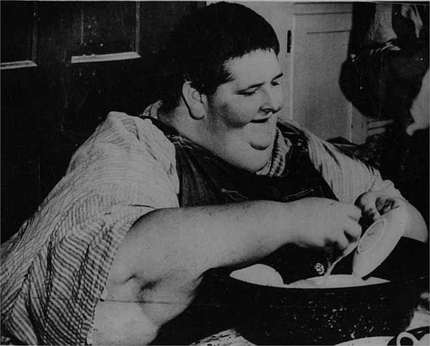 Robert Earl Hughes - 485 kg. Sinh năm 1926, Hughes được cho là người nặng cân nhất vào thời của mình. Ông qua đời vào năm 1958 sau khi bị phát hiện mắc bệnh sởi và biến đổi thành nhiễm độc niệu