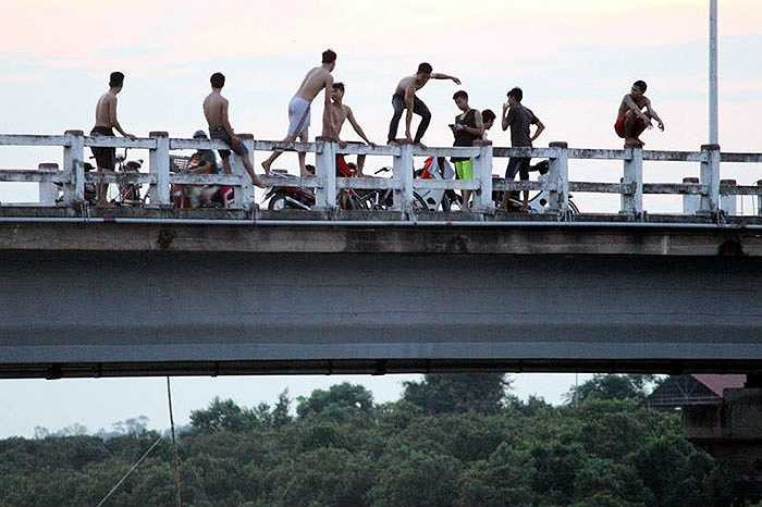 Ghi nhận của PV sau nhiều ngày tìm hiểu, cứ vào các buổi chiều hằng ngày, tầm từ 17h30 tới 18h, nhiều thanh, thiếu niên lại rủ nhau ra sông Hộ Độ, thuộc quản lý 2 xã Thạch Hạ (TP Hà Tĩnh) và xã Hộ Độ (huyện Lộc Hà) tắm.