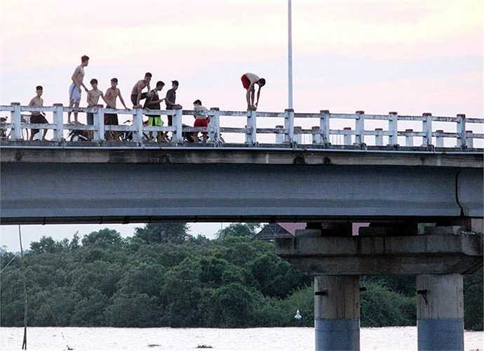 Tuy nhiên, ông Phan Đình Hinh, Chủ tịch UBND xã Hộ Độ (huyện Lộc Hà) lại cho rằng, những thanh niên nêu trên là người xã Thạch Hạ.