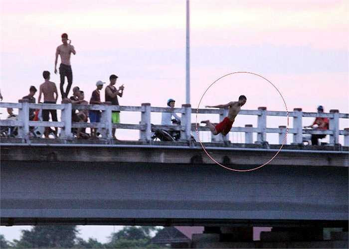 Tới khi số người này nhảy xuống sông xong, họ lại bơi vào chân cầu gần đó để tiếp tục lượt nhảy thứ 2. Chứng kiến cảnh tượng thót tim này, nhiều người đi đường chỉ còn biết lắc đầu ngao ngán.