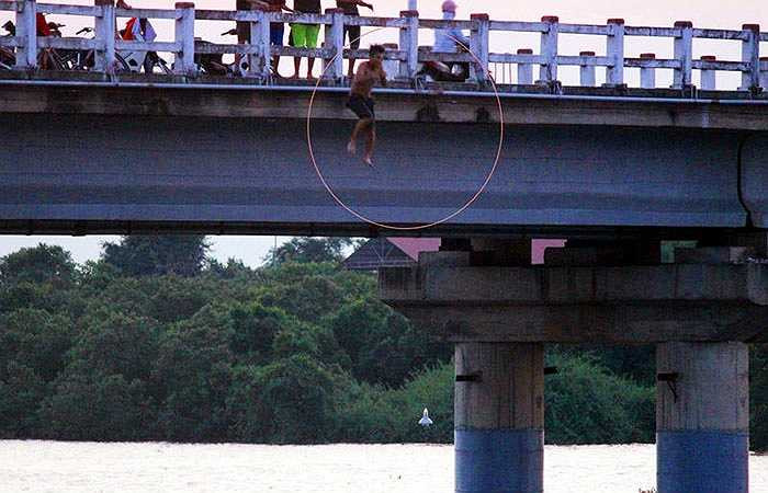 Người dân gần khu vực cầu Hộ Độ cho hay, những 'màn trình diễn' như vậy đã quá quen thuộc trong thời gian gầy đây, nhất là khi thời tiết nắng nóng.