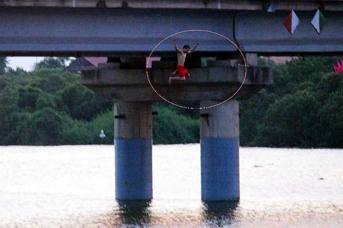 Ông Nguyễn Sông Hàn, Chủ tịch UBND xã Thạch Hạ (TP Hà Tĩnh) chia sẻ, việc nhảy từ thành cầu Hộ Độ cao 15 – 20 mét là hết sức nguy hiểm. Trước đây, đã có những vụ tai nạn chết đuối do tắm sông Hộ Độ, nhưng dường như vẫn chưa đủ sức răn đe các thanh, thiếu niên tới chơi ở khu vực này. 