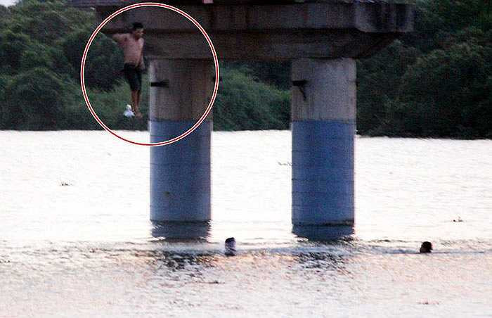 Cũng theo ông Hàn, cách đây chừng 2 năm, có một số thanh niên trong xã cũng nhảy cầu tắm sông nhưng sau đó, chính quyền xã đã răn đe nên không còn. Còn những thanh, thiếu niên gần đây lại nhảy cầu, tắm sống, họ là người dân xã… Hộ Độ.