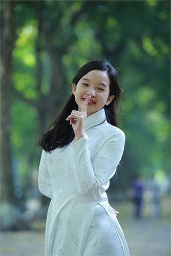 Hiện cô bé đang ở với bố và em gái.