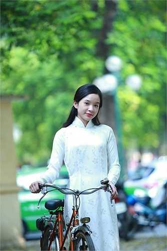 Tú Linh lần đầu tiên nhận lời chụp hình nên không tránh khỏi sự ngượng ngùng.