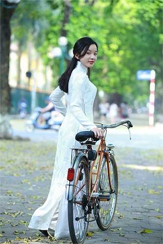 Nhưng vốn là con nhà nòi nên sau những giây phút bỡ ngỡ ban đầu, Tú Linh đã 'diễn' rất ăn ý với nhiếp ảnh.
