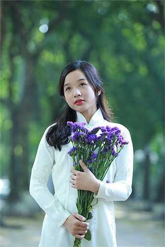 'Ít nhất là phải 18 tuổi. Làm nghệ thuật truyền thống không thể 'hái lúa non' được. Phải có sự đầu tư và khổ luyện thì mới thành công được', nghệ sỹ đàn bầu Anh Tú chia sẻ.