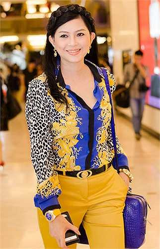 Cách chọn phụ kiện, làm tóc và trang điểm của Thủy Tiên thường không hài hòa.