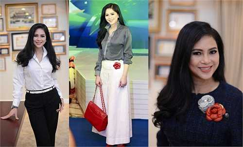 Bên cạnh những kiểu phối đơn giản thường thấy, cựu diễn viên cũng mạnh dạn thử nghiệm các phong cách mới như quần ống rộng hay khoác áo hờ.