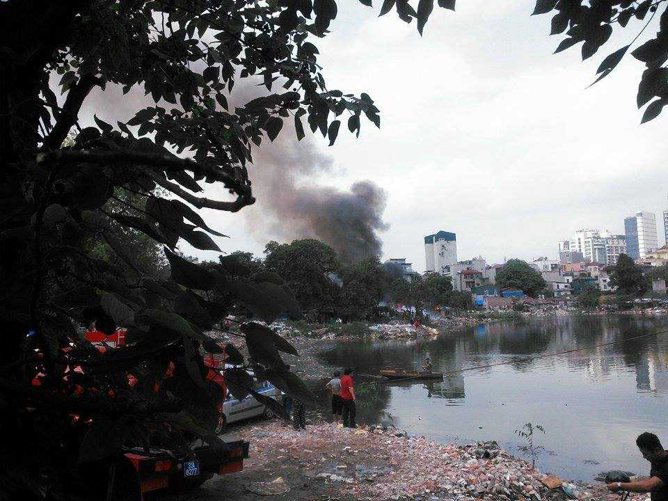 Hà Nội: Đang cháy lớn ở khu nhà tạm ven hồ Linh Quang